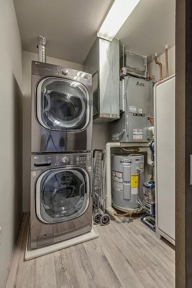 Building Photo - 1 Bed/1 Bath Condo at 5th and Main, Assigned Parking, Washer/Dryer/Covered Balcony