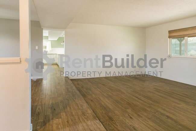 Building Photo - MONTHLY YARD SERVICE INCLUDED JUST IN TIME FOR SPRING!!!