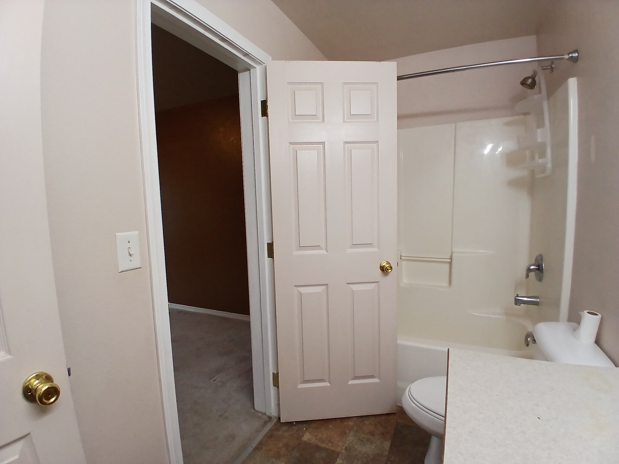Common bath-bedroom access - 320 E Victor Cir