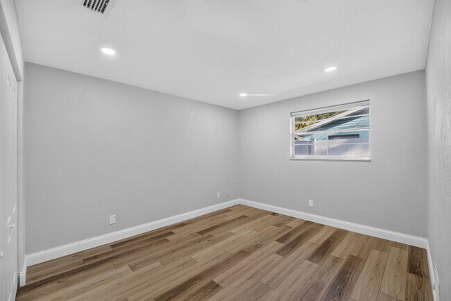 Building Photo - 791 Lindenwood Cir E