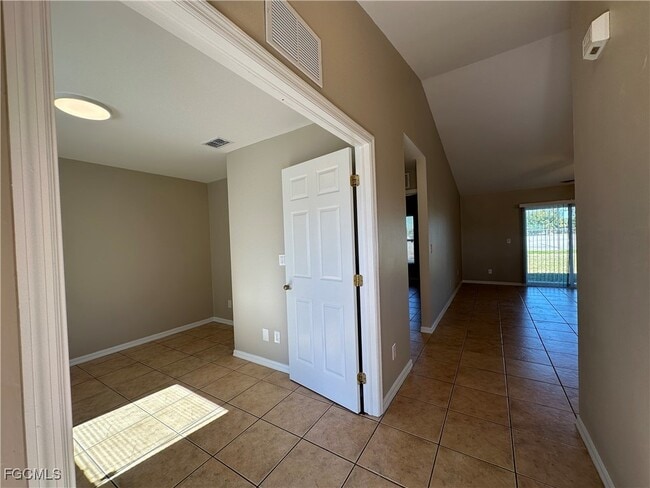 Building Photo - 2411 Park Rd