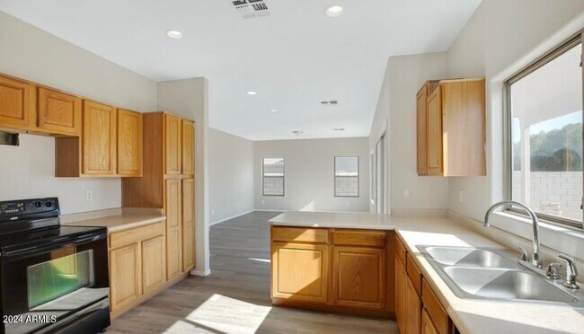 Building Photo - 12821 W Weldon Ave