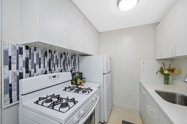 Building Photo - 144 Kenrick St