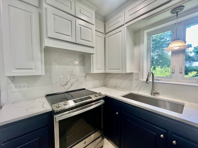 Building Photo - Charming 5 Bedroom Home Close to Everything!