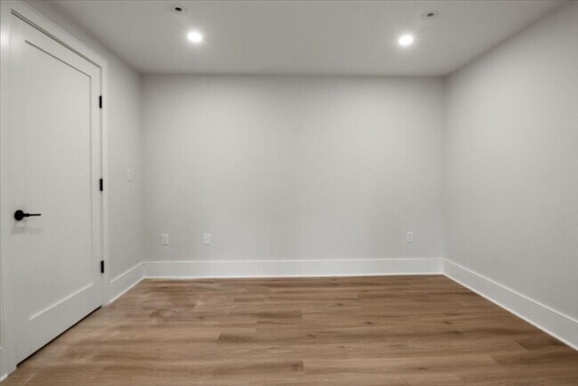 Building Photo - 116 Thorndike St