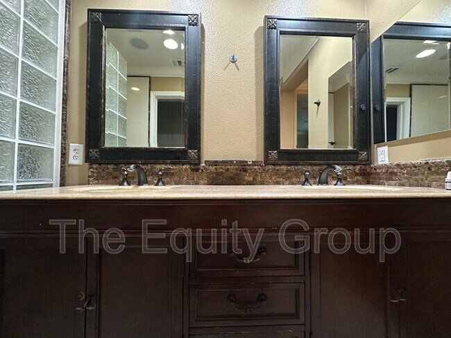 Building Photo - 3842 W Buena Vista Ave