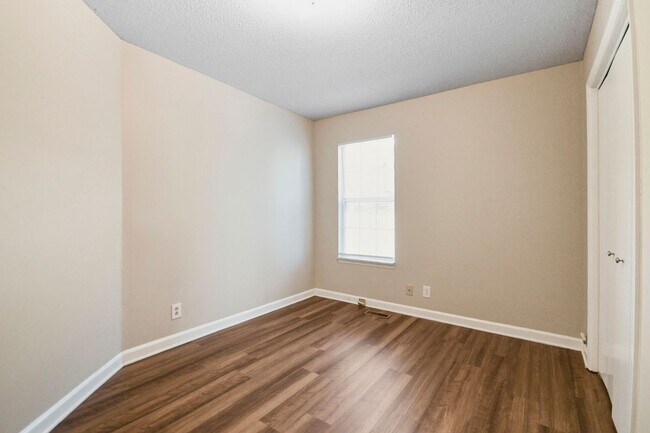 Building Photo - Pet Friendly Three Bedroom!