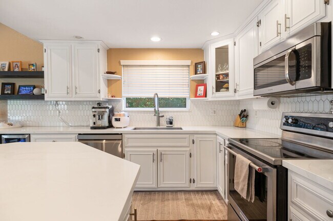 Building Photo - 43911 La Carmela Dr