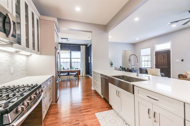 Building Photo - 213 N Hutcheson St