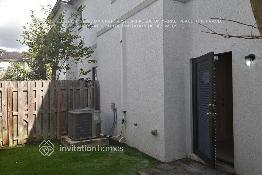 Building Photo - 2835 SW 16th Terrace