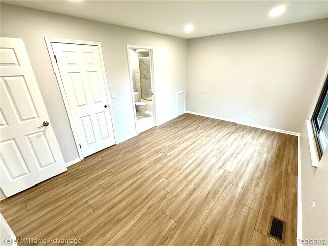 Building Photo - 31404 Hunters Cir Dr