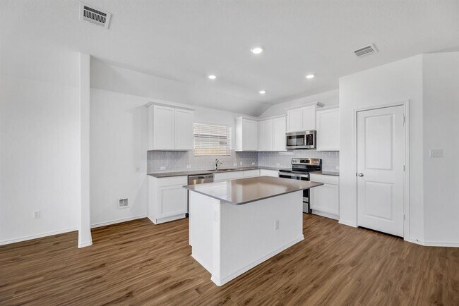 Building Photo - 303 Chickasaw Ln