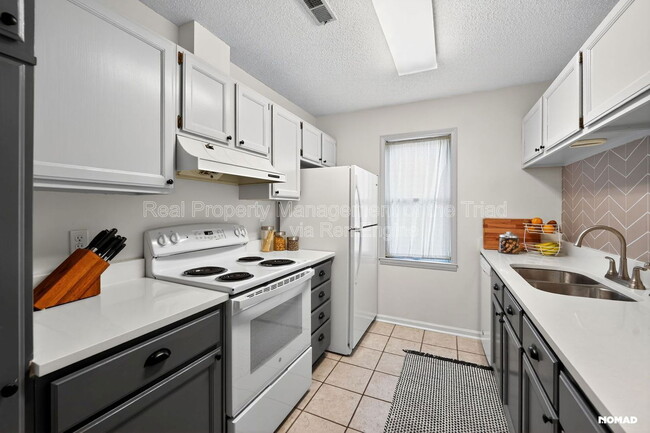 Building Photo - 201 Oakwood Ct