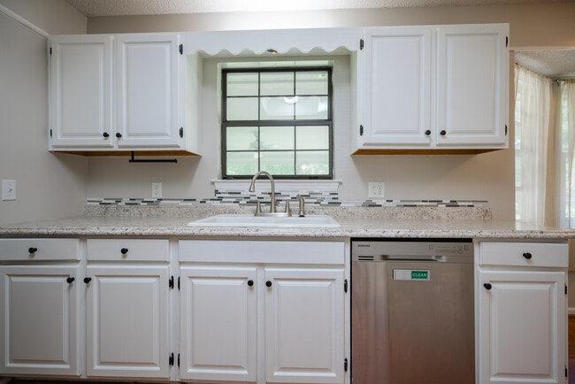 Building Photo - 122 Longleaf Cir