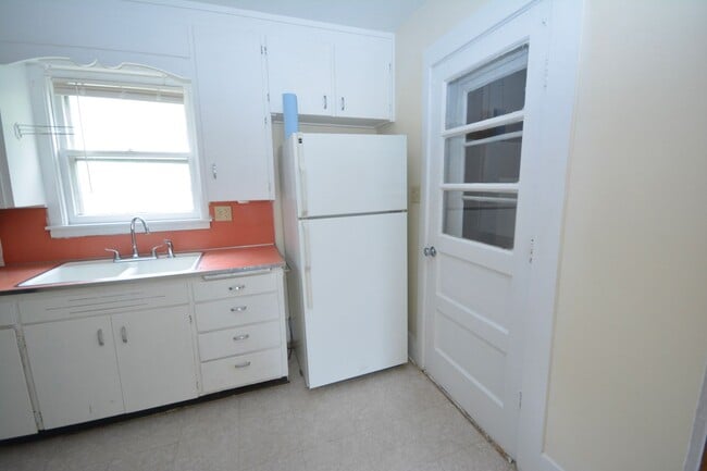 Building Photo - Charming 2 bedroom with beautiful features!