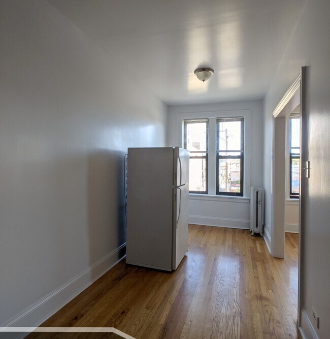 Building Photo - 2704 N Sawyer Ave