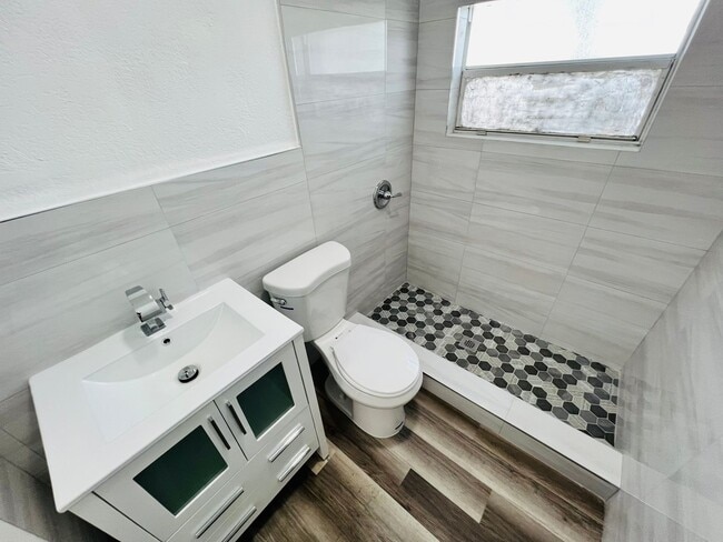 Building Photo - Fabulous Renovation! Gorgeous Three Bedroom and One Bath Home!