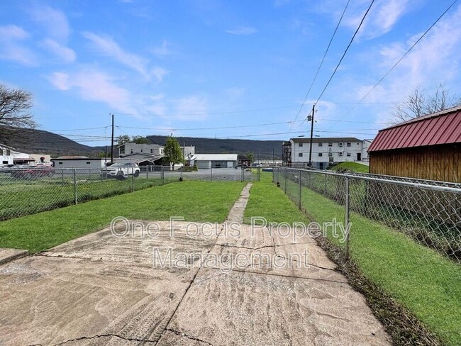 Building Photo - 422 E Bald Eagle St