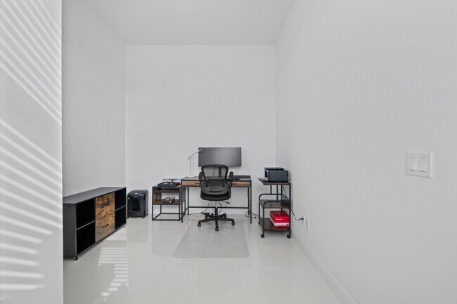 Building Photo - 4823 St Armands Way