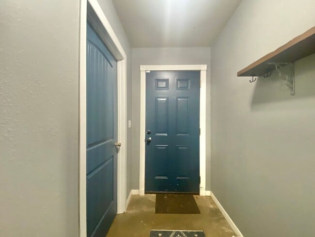 Building Photo - PRE- LEASING NOW for 2 bed 2 bath updated ...