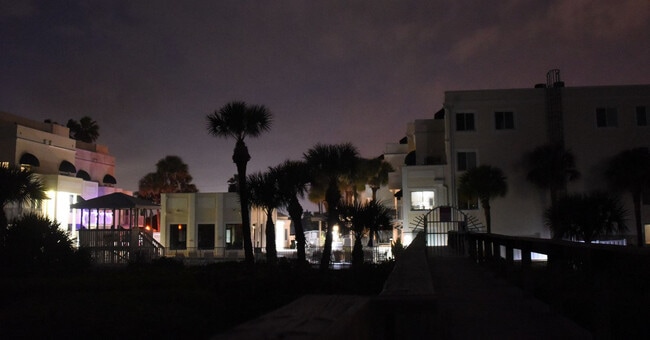 Building Photo - 8600 Ridgewood Ave