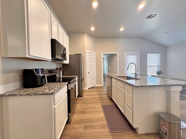 Building Photo - 10817 Saloon St