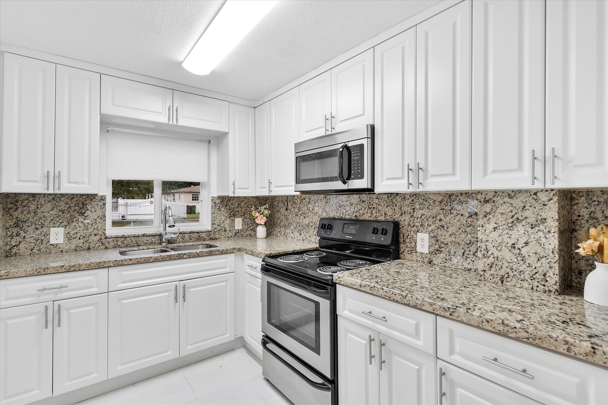 Building Photo - 934 E 22nd St