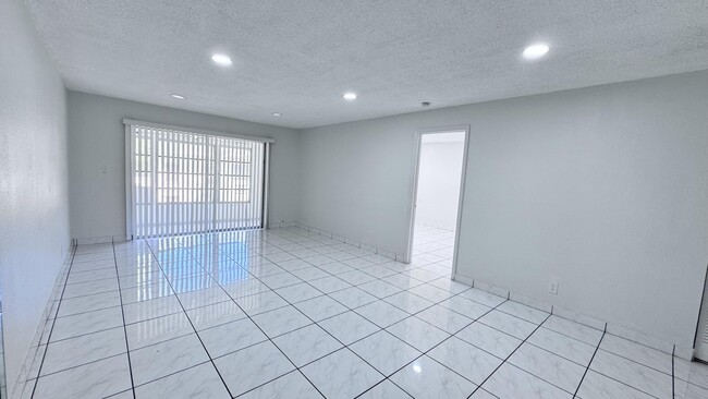 Building Photo - 5535 Lakewood Cir