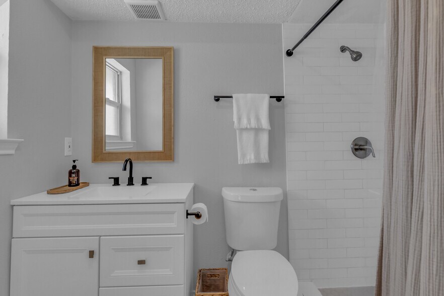 Building Photo - 5829 Sandhurst Ln