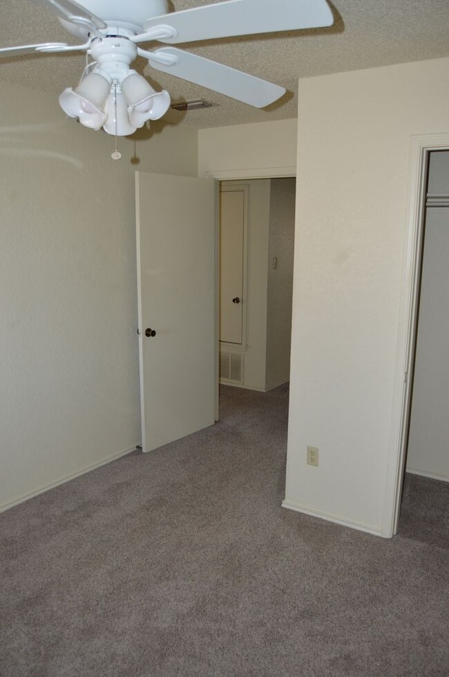 Building Photo - 3 Bedroom Townhome for Lease