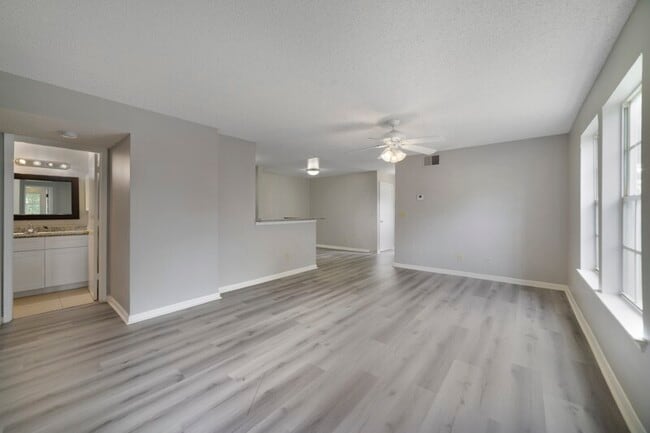 Building Photo - 6178 Westgate Dr