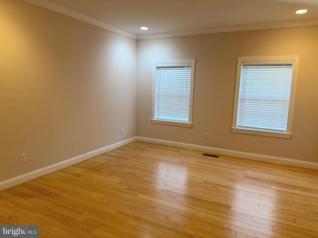 Building Photo - 728 18th St S