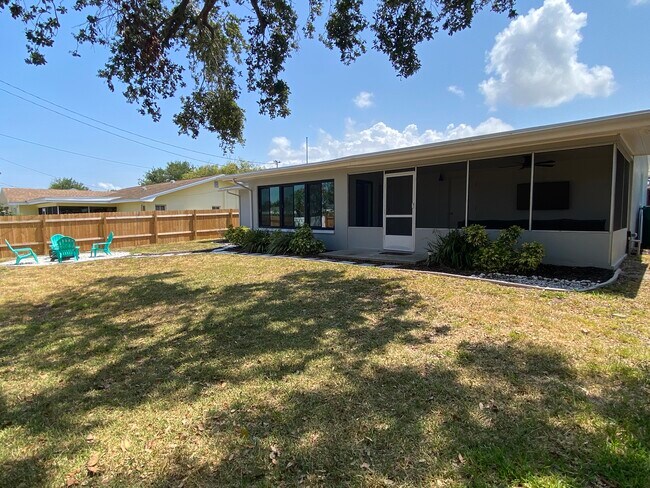 Building Photo - 1346 Hill Dr