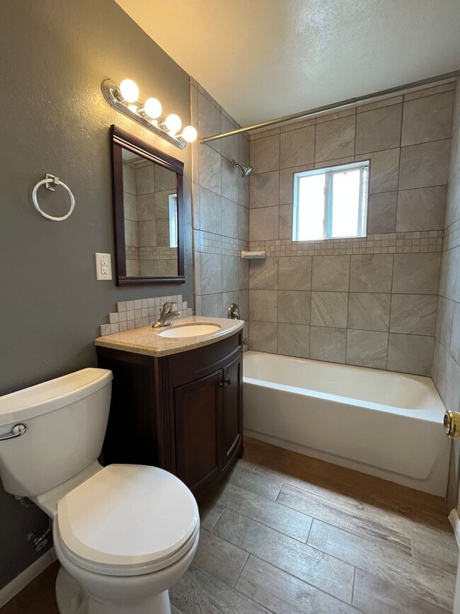 Building Photo - Cozy 2 Bedroom 1 Bathroom Home In The NE!