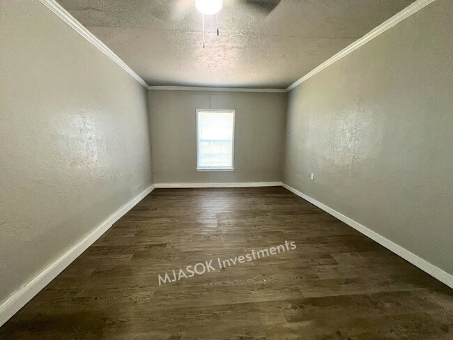 Building Photo - 4 Bedroom Home in Lawton — Available Now
