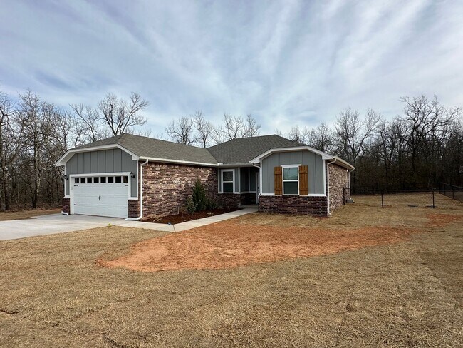 Building Photo - Beautiful 3 bedroom, 2 bathroom on 1.46 ac...