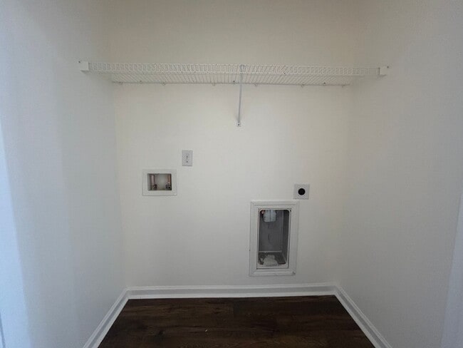 Building Photo - Bright and Spacious 3/2 Available Now!