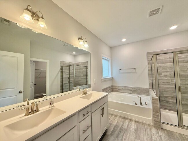 Building Photo - Gorgeous 5BD, 3BA Raleigh Home with Tons of Modern Upgrades in an HOA Community with Premier Amen...