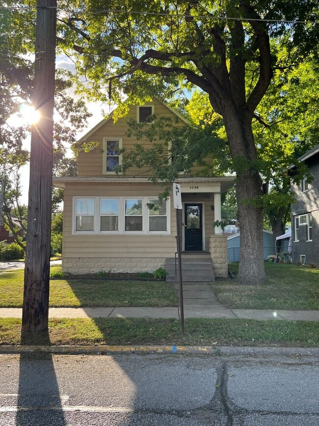 Building Photo - Huge 5 Bedroom House!  With garage!!!  Fre...