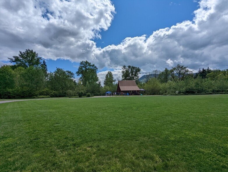 Magestic open view - 280 NW Holly St