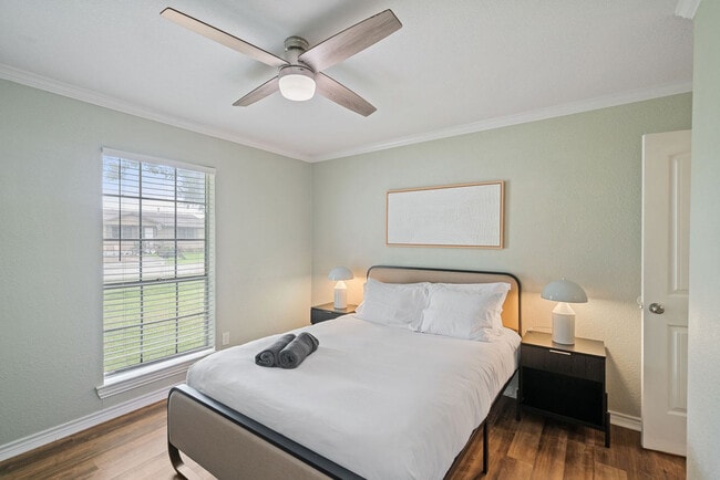 Building Photo - 2411 29th Ave N