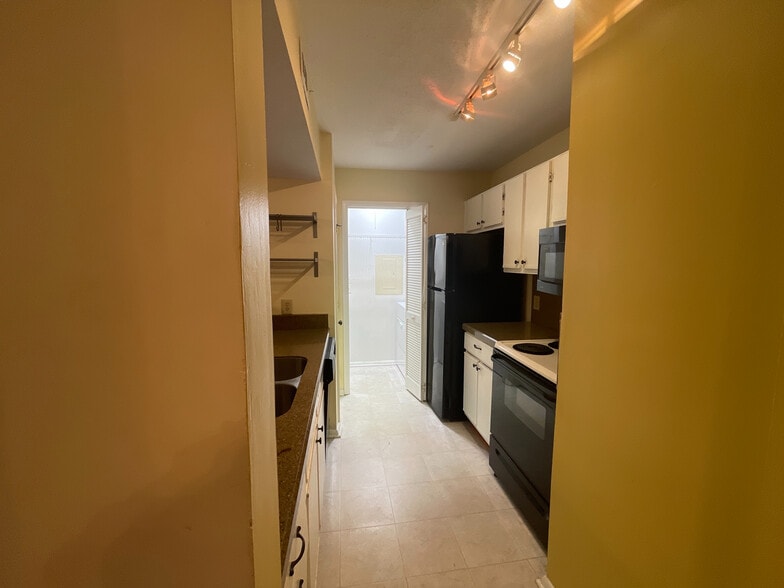 Building Photo - Room in Condo on Chimney Ridge Pl