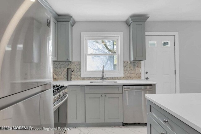 Building Photo - 1143-1145-1145 Roe Ave