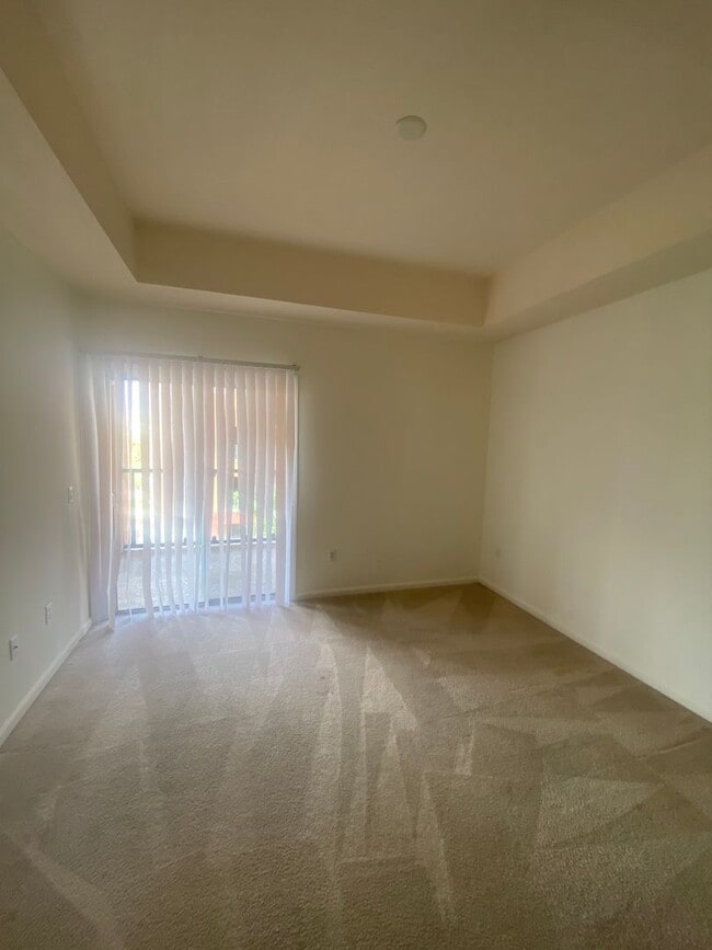 Building Photo - Stunning Top Floor View Condo at Park Avenue!
