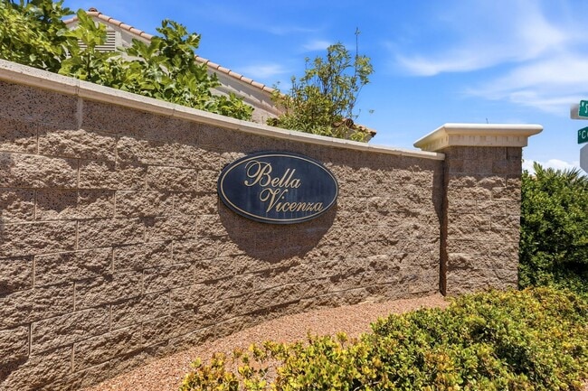 Building Photo - Beautiful Remodeled Single-Story Home W/ Pool in Southern Highlands