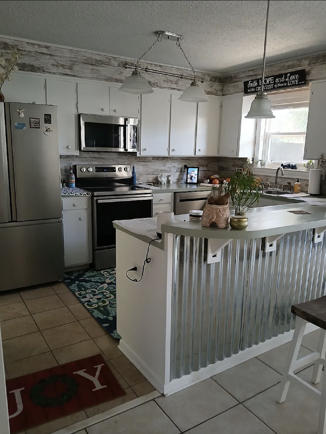 Building Photo - Charming Upgraded Cottage Near Pensacola’s...