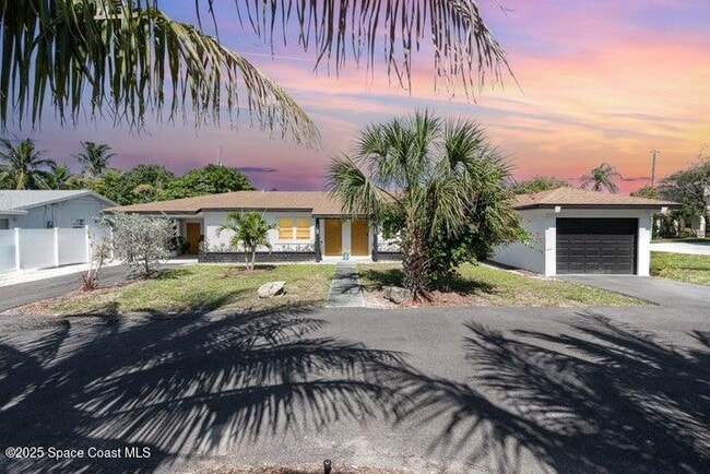 Primary Photo - 215 N Riverside Dr