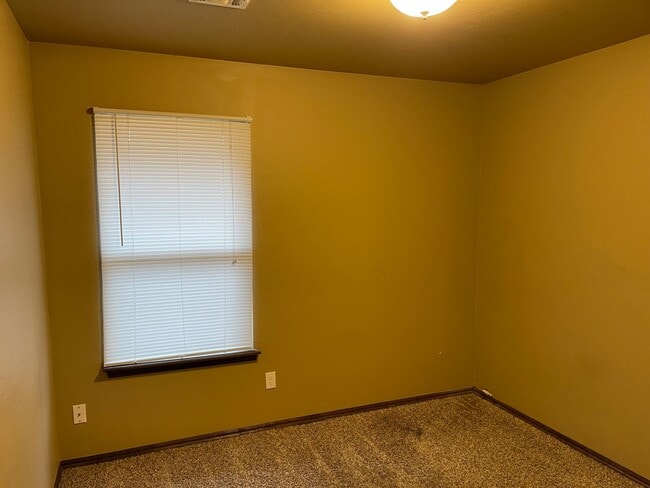 Building Photo - 3 bed room, 2 baths with a 2 car garage fo...
