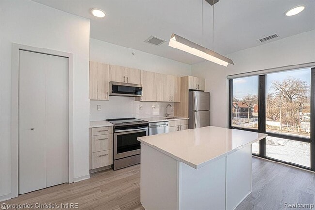 Building Photo - 7410 Kercheval Ave