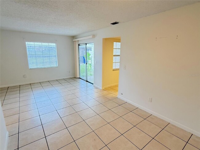 Building Photo - 3249 Bloomingdale Villas Ct